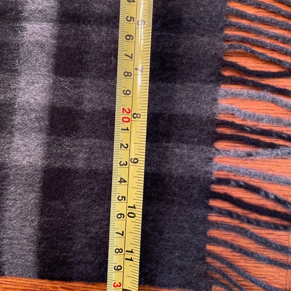 Authentic Burberry Cashmere scarf,  gray, excellent condition. - Picture 5 of 5